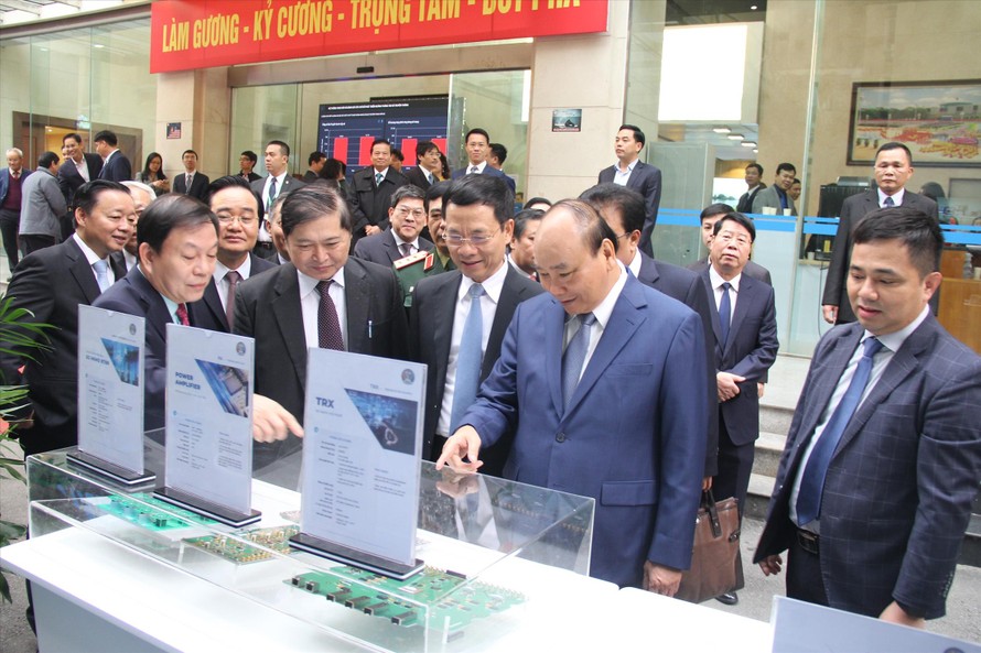 Thủ tướng Nguyễn Xuân Phúc cùng các đại biểu tham quan gian hàng triển lãm tại Hội nghị tổng kết năm 2019 của Bộ Thông tin và Truyền thông
