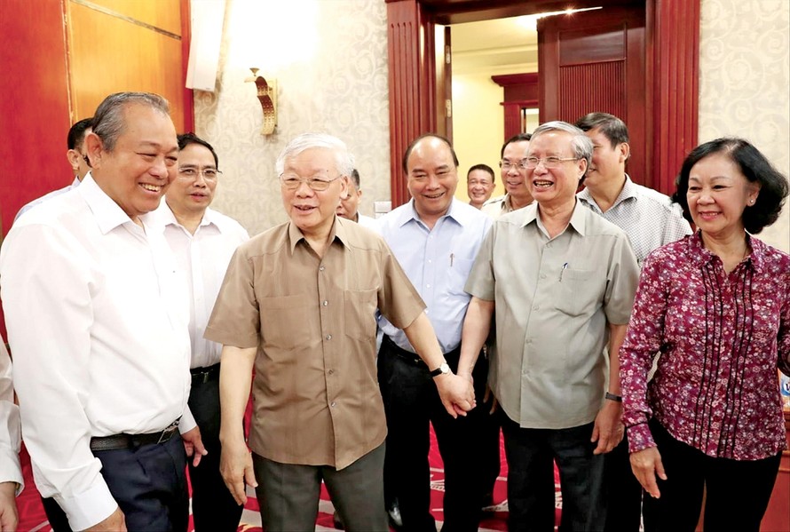 Tổng Bí thư, Chủ tịch nước Nguyễn Phú Trọng và các đại biểu dự cuộc họp của Bộ Chính trị. Ảnh: TTXVN