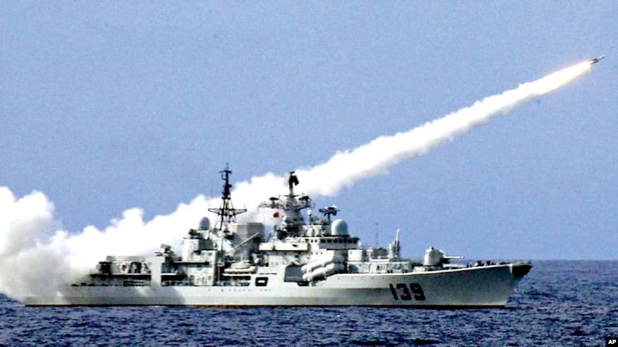 Tàu chiến Trung Quốc phóng tên lửa trong một lần tập trận bắn đạn thật trên biển Đông. Ảnh: AP