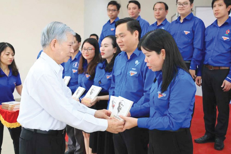 Nguyên Chủ tịch nước Nguyễn Minh Triết tặng sách cho cán bộ đoàn thanh niên tại Đại hội Hội LHTNVN tỉnh Bình Dương