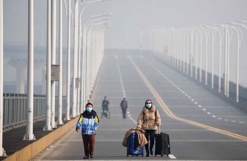 Một số người dân đi bộ qua cầu từ tỉnh Hồ Bắc sang Giang Tây hôm 31/1. Ảnh: Reuters