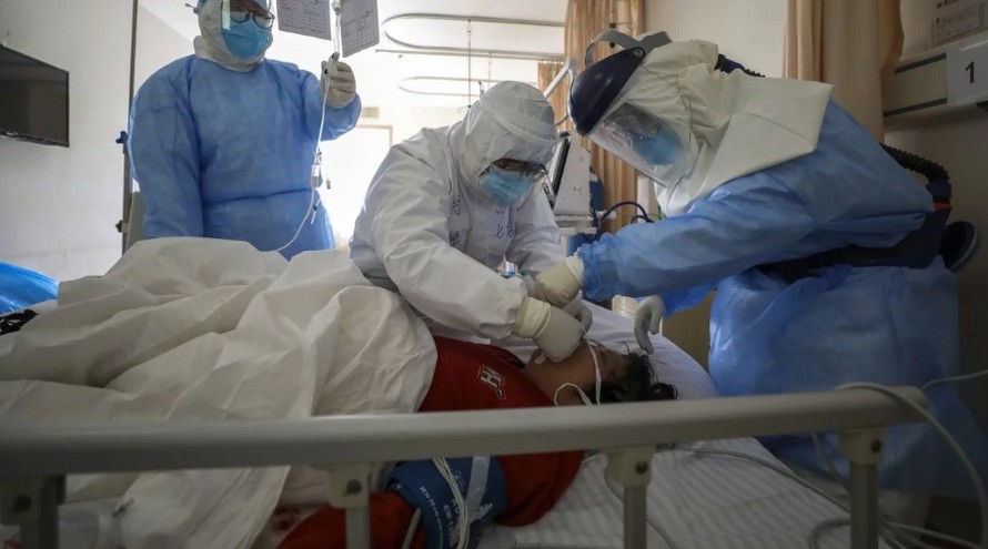 Các bác sĩ đang điều trị cho một bệnh nhân nhiễm Covid-19 tại bệnh viện ở Vũ Hán. Ảnh: AP