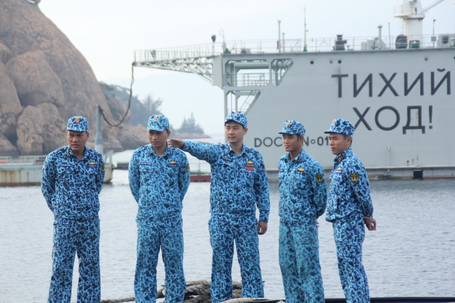 Thiếu tá Trần Văn Phương (người đứng giữa, chỉ tay) trao đổi cùng đồng đội trước khi lên đường thực hiện nhiệm vụ. Ảnh: NVCC