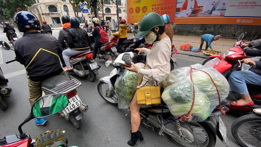 Một người dân mua cả bao tải rau để phòng dịch