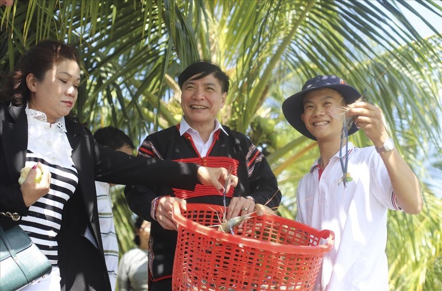 Ông Bùi Văn Cường, Bí thư Tỉnh ủy Đắk Lắk (đứng giữa) đi thăm một hộ nuôi tôm