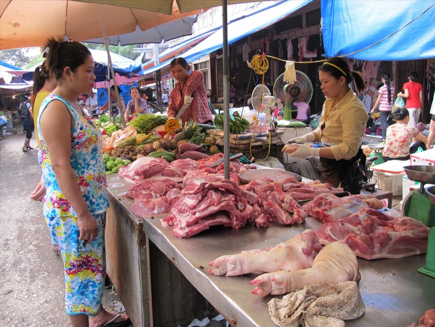 Giá thịt lợn còn cao. Ảnh: Nguyễn Bằng 