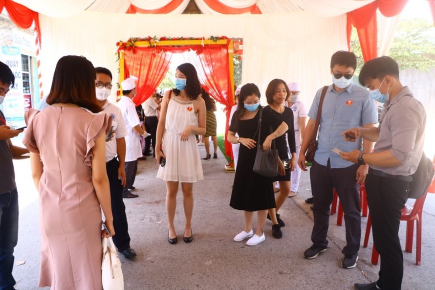 Đám cưới thời dịch (đám cưới tại huyện Bàu Bàng, Bình Dương). Ảnh: Hương Chi