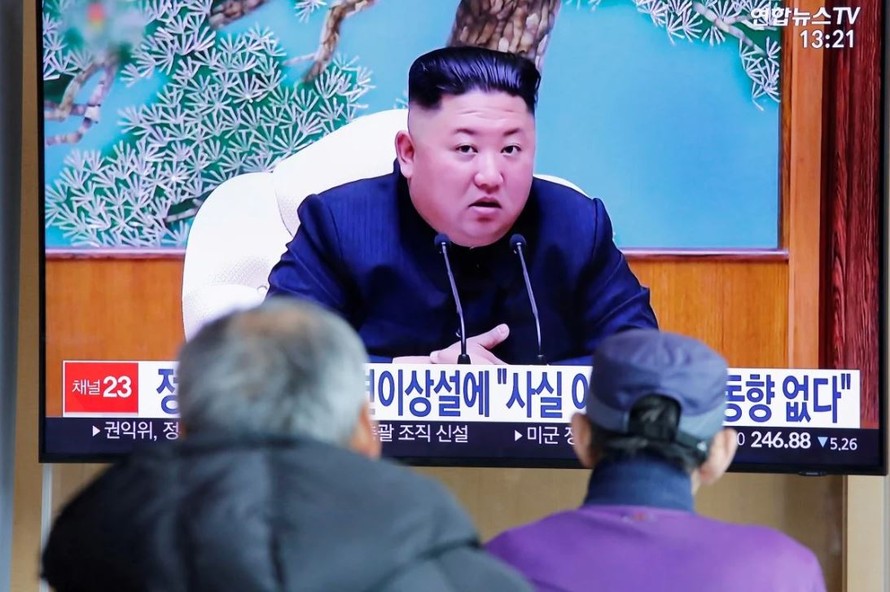 Người dân Hàn Quốc theo dõi tin tức về ông Kim trên tivi. Ảnh: Reuters 