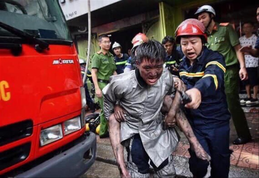 Bức ảnh trung úy Vũ Ngọc Hoàng cõng em Nguyễn Hoàng Giang thoát khỏi đám cháy từ tầng 4 từng làm lay động hàng triệu trái tim bạn đọc. Ảnh: NVCC