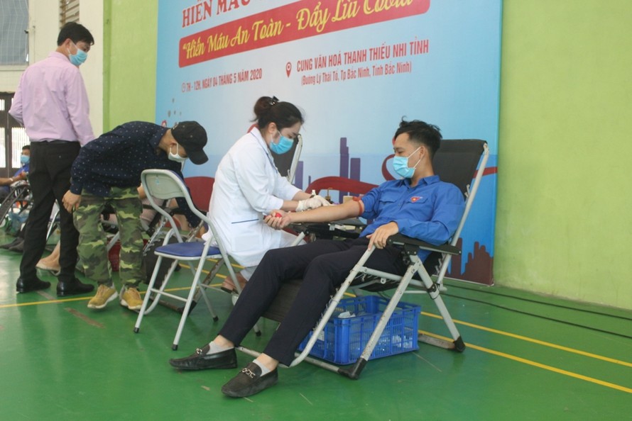 Các bạn trẻ tỉnh Bắc Ninh nhiệt tình tham gia hiến máu cứu người. Ảnh: N.T 