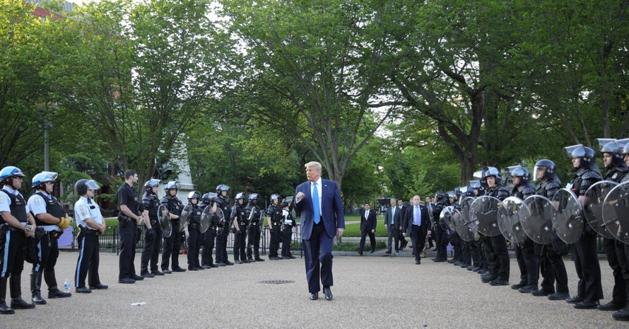 Vụ việc gây tranh cãi hôm 1/6, cảnh sát và Vệ binh quốc gia dẹp đường để ông Donald Trump từ Nhà Trắng đi bộ sang Nhà thờ St John chụp ảnh