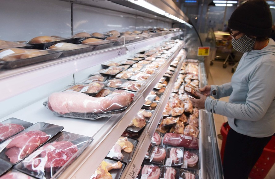 Giá thịt lợn cao gây bức xúc cho người tiêu dùng trong thời gian qua. Ảnh: Như Ý