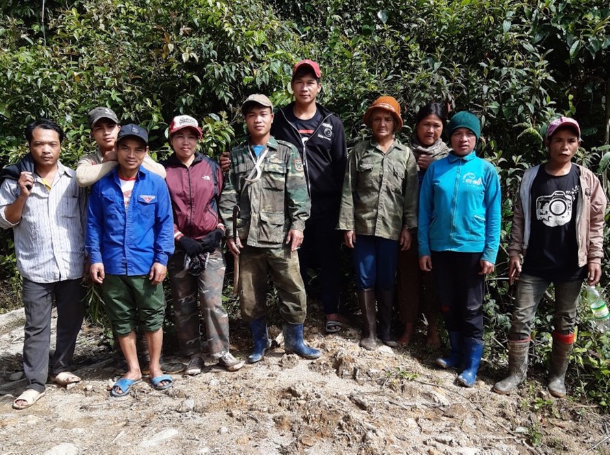 Một nhóm người dân chụp ảnh trong một lần tuần tra bảo vệ rừng