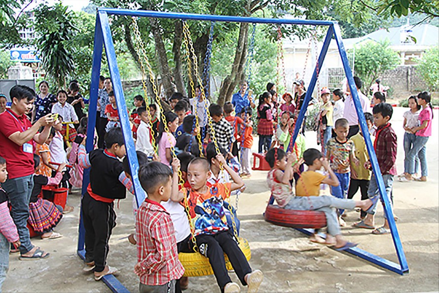 Sân chơi thiếu nhi dành tặng học sinh điểm trường Pà Thẻn, Sơn La Ảnh: CTV 