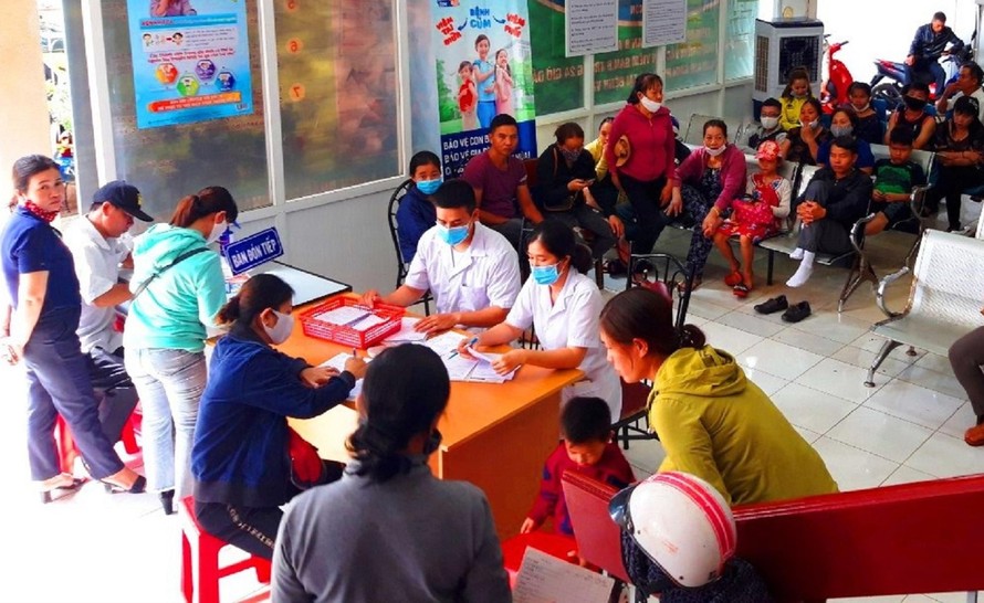 Người dân Đắk Lắk đổ xô đi tiêm vắc xin dịch vụ
