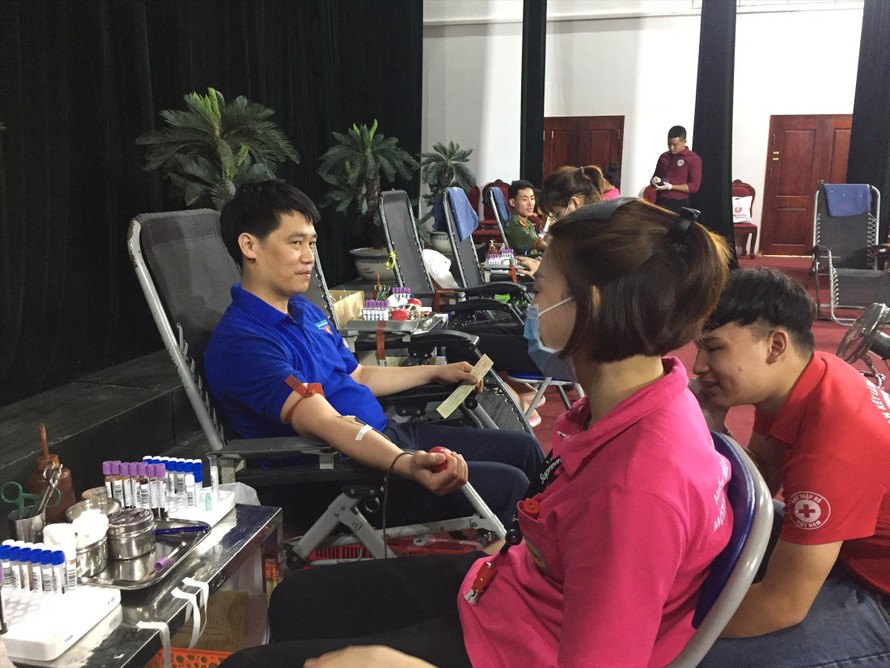Anh Phạm Minh Khôi, Bí thư Huyện Đoàn Lương Tài tham gia hiến máu tình nguyện tại một chương trình do chính anh tổ chức. Ảnh: PV 
