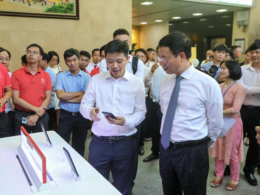 Bộ trưởng Nguyễn Mạnh Hùng tham quan sản phẩm smartphone do Việt Nam thiết kế, sản xuất tại Hội nghị sơ kết 6 tháng đầu năm 2020 của Bộ Thông tin và Truyền thông
