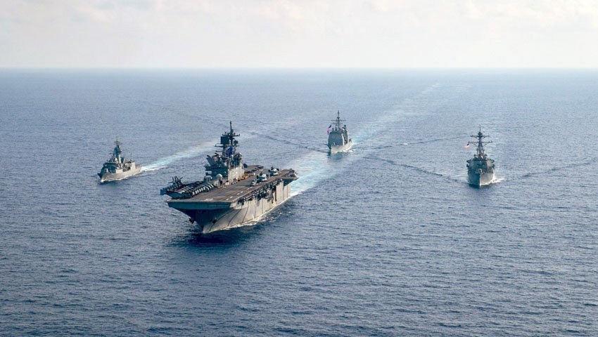 Tàu khu trục Úc (trái) cùng các tàu chiến Mỹ phối hợp hoạt động trên biển. Ảnh: US Navy 