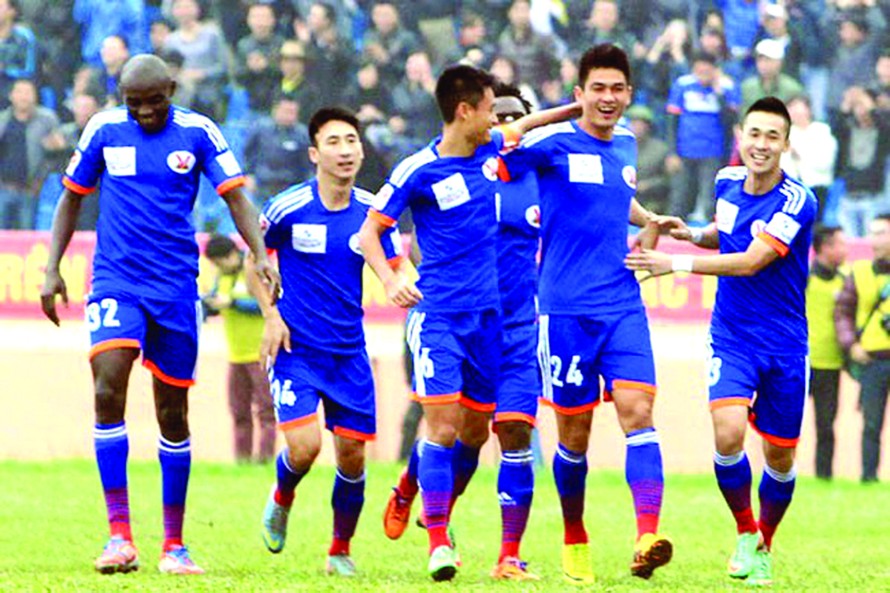 Các cầu thủ Than Quảng Ninh ăn mừng chiến thắng