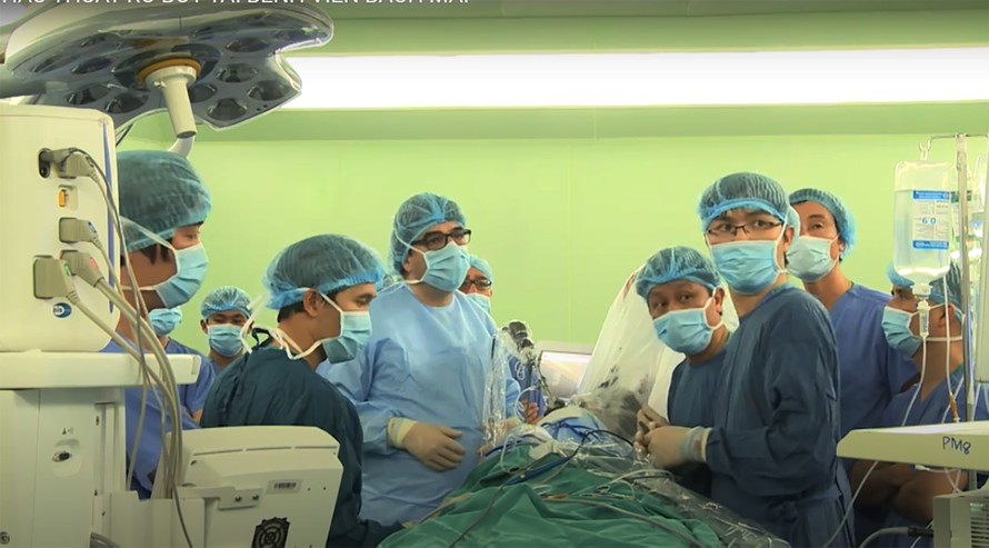 Ca mổ sử dụng robot xã hội hóa ở Bệnh viện Bạch Mai. Ảnh: P.V