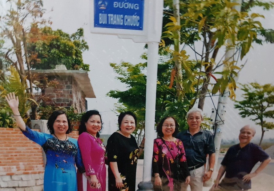 Người thân của họa sĩ Bùi Trang Chước tại thời điểm hai con đường ở Hà Nội và Đà Nẵng được mang tên ông