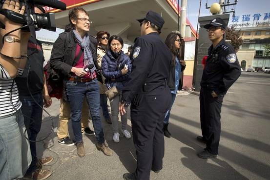 Các phóng viên nước ngoài tác nghiệp trong một sự kiện ở Trung Quốc năm 2015. Ảnh: AP 