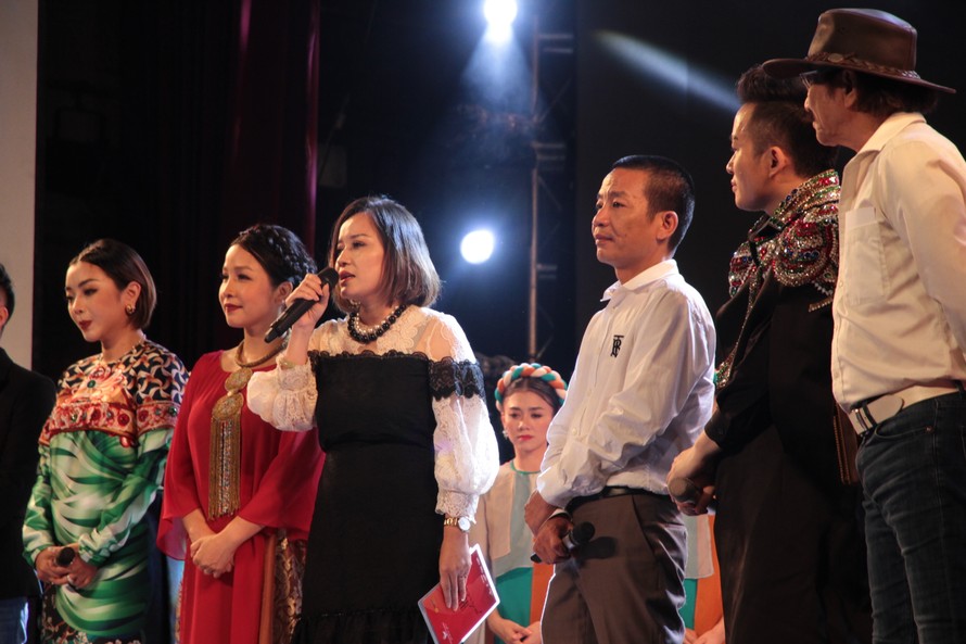 Đại diện gia đình và các nghệ sĩ tham gia đêm nhạc Phó Đức Phương Khúc hát phiêu ly (Nhà hát Lớn Hà Nội, 10/7) nói lời tri ân khán giả. Ảnh: N.M.Hà 