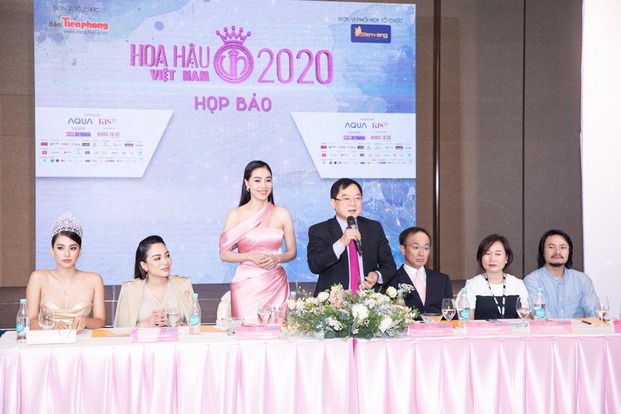 Tổng Biên tập, Nhà báo Lê Xuân Sơn - Trưởng ban Tổ chức HHVN 2020 trả lời báo chí tại họp báo