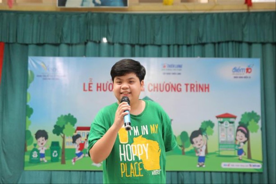 Đại sứ môi trường Nguyễn Như Khôi trong buổi tuyên truyền học sinh Thủ đô bảo vệ môi trường. Ảnh: CTV