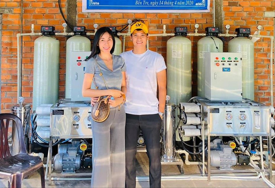 Vợ chồng Thủy Tiên - Công Vinh lắp đặt máy lọc nước hỗ trợ người dân chịu hạn mặn tại Bến Tre tháng 4/2020