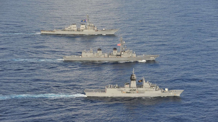 Ngày 19 và 20/10, hải quân ba nước Mỹ, Nhật, Australia tiến hành diễn tập chung trên Biển Đông