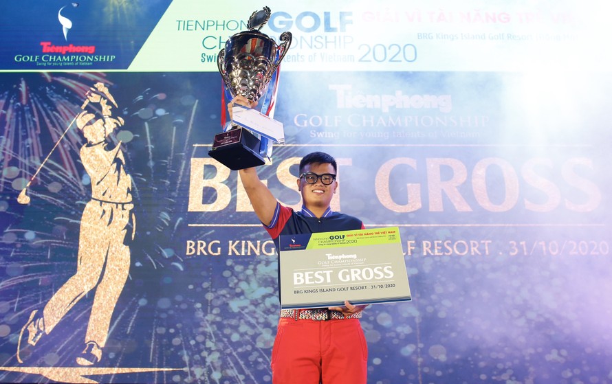 Golfer Nguyễn Nhất Long trở thành nhà vô địch Tiền Phong Golf Championship 2020. Ảnh: Như Ý