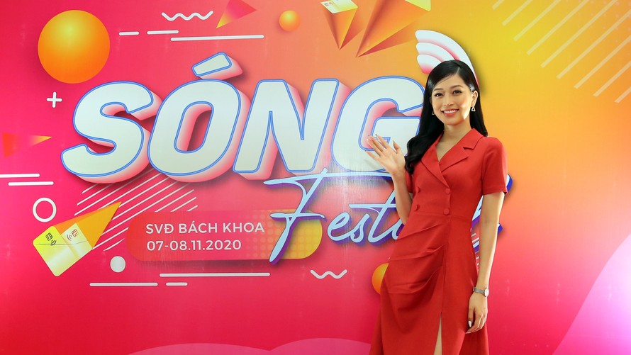 Á hậu Phương Nga lan tỏa xu hướng tiêu dùng thẻ văn minh tại “Ngày thẻ Việt Nam 2020-Sóng Festival”. Ảnh: MẠNH THẮNG 