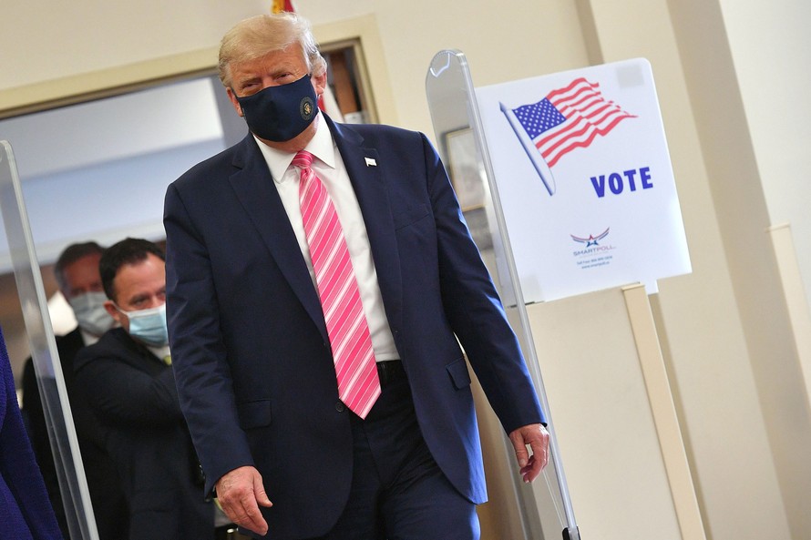 Tổng thống Mỹ Donald Trump rời đi sau khi bỏ phiếu ở bang Florida. Ảnh: Getty