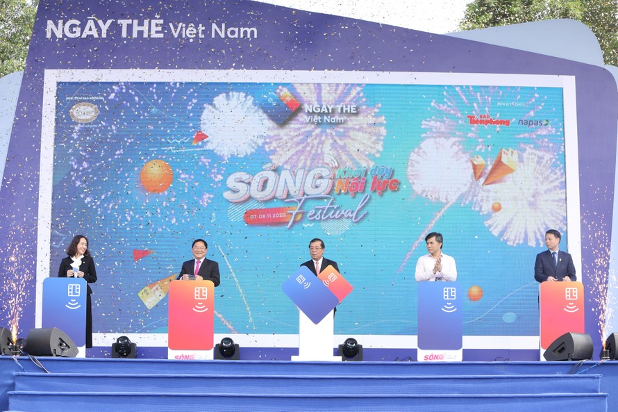 Lãnh đạo NHNN và ban tổ chức thực hiện nghi thức khai mạc Sóng Festival