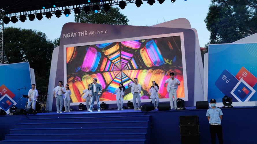 Ca sĩ Đức Phúc biểu diễn tại “Ngày thẻ Việt Nam 2020-Sóng Festival”