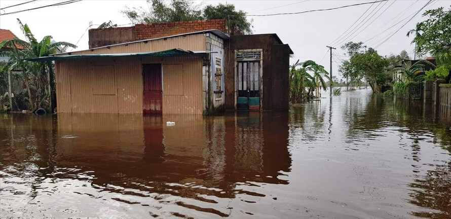 Nhà cửa tại vùng trũng TT-Huế vẫn còn ngập lụt ngày 12/11, trong khi lại chuẩn bị ứng phó bão số 13