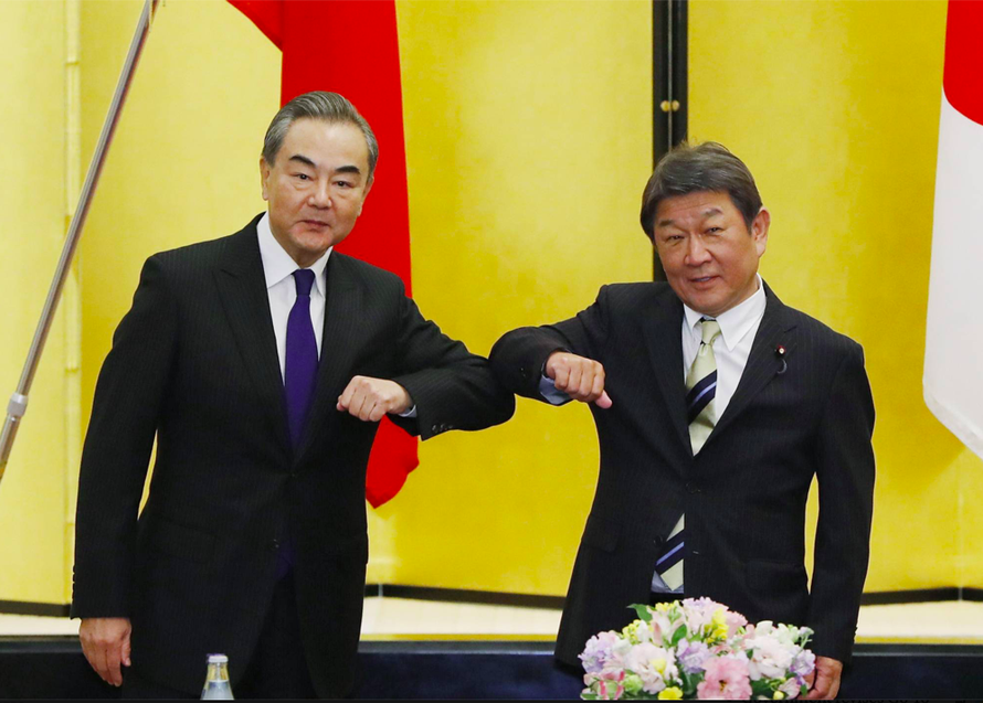 Ông Toshimitsu Motegi (phải) và ông Vương Nghị trong cuộc gặp tại Tokyo ngày 24/11. Ảnh: AP