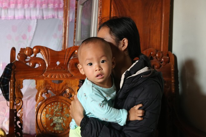 Chị Trần Hồng Nhị vỗ về cậu con trai mới 10 tháng tuổi