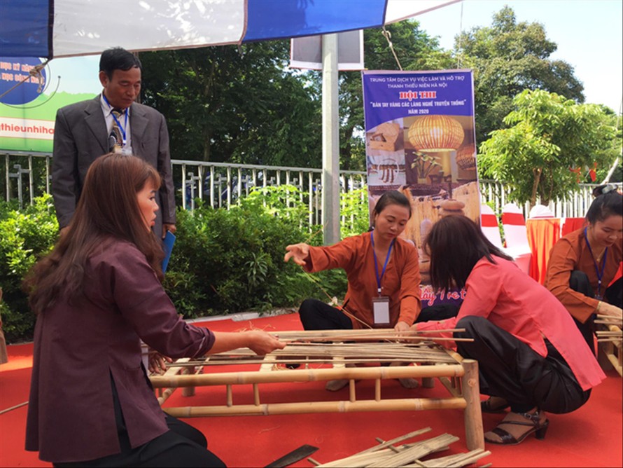 Các thí sinh tham gia thi nghề mây tre đan tại “Ngày hội Tuổi trẻ Thủ đô đồng hành với hàng Việt Nam và Hội thi Bàn tay vàng các làng nghề truyền thống năm 2020” ẢNH: VƯƠNG VÂN 