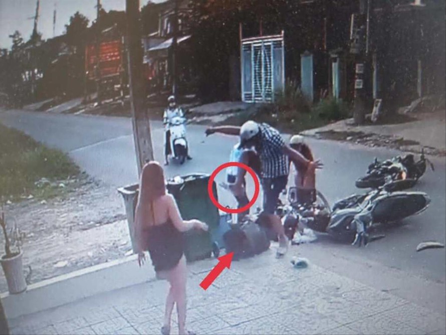 Camera an ninh ghi cảnh thanh niên đánh người sau tai nạn