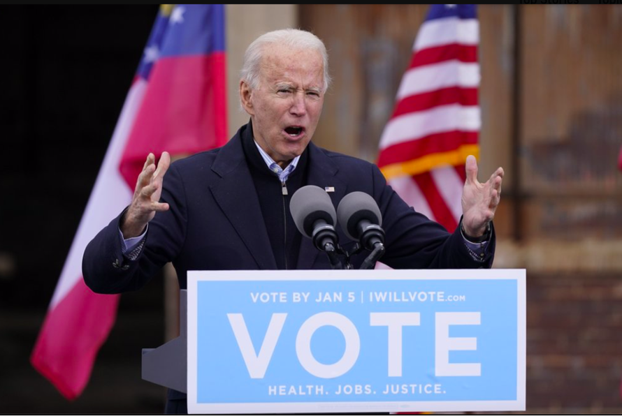 Ông Joe Biden phát biểu tại Atlanta vận động cử tri ủng hộ 2 ứng viên thượng nghị sỹ của đảng Dân chủ ngày 15/12. Ảnh: AP