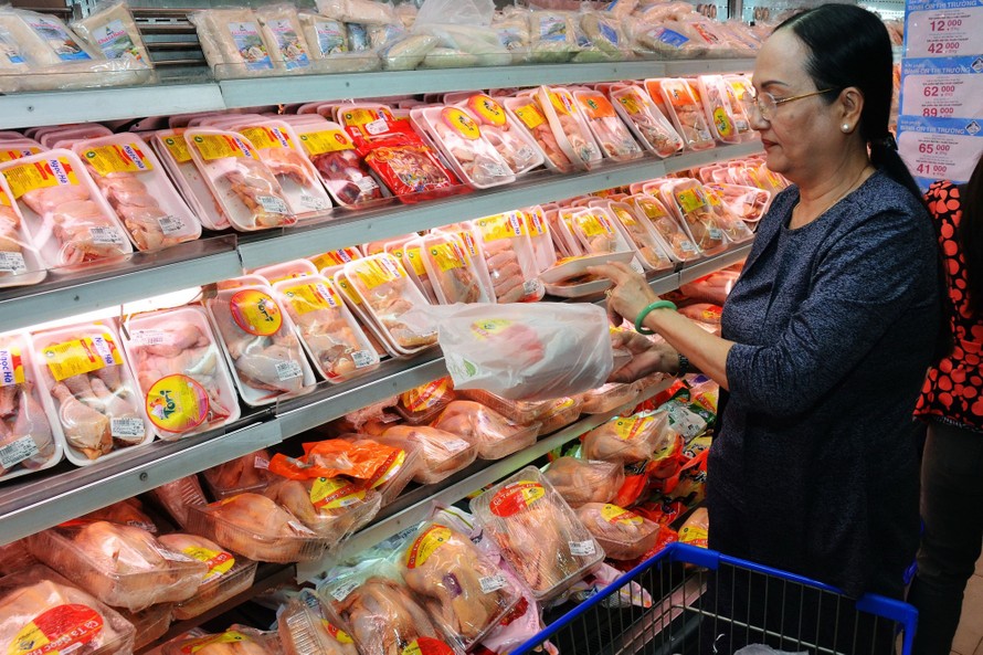 Theo các chuyên gia, Việt Nam cần quan tâm đến vấn đề bán phá giá, và giám sát các lô hàng kém chất lượng để giảm tình trạng gà giá rẻ tràn vào