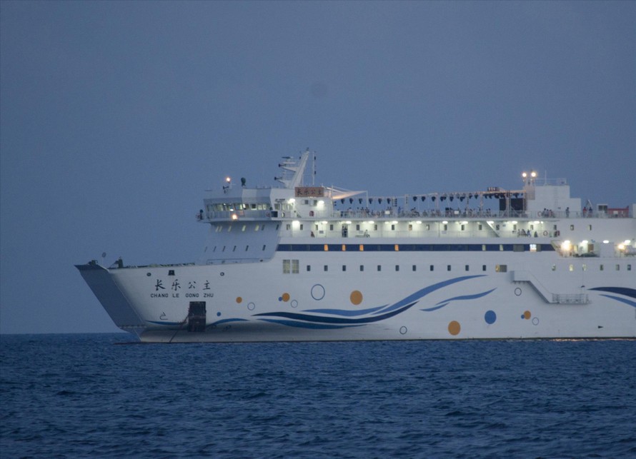 Vùng đánh cá chuồn gần đảo Duy Mộng bị Trung Quốc đưa tàu 3 sao Chang Le Gong Zhu liên tục chở khách du lịch trái phép ra Hoàng Sa. Ảnh: Văn Chương