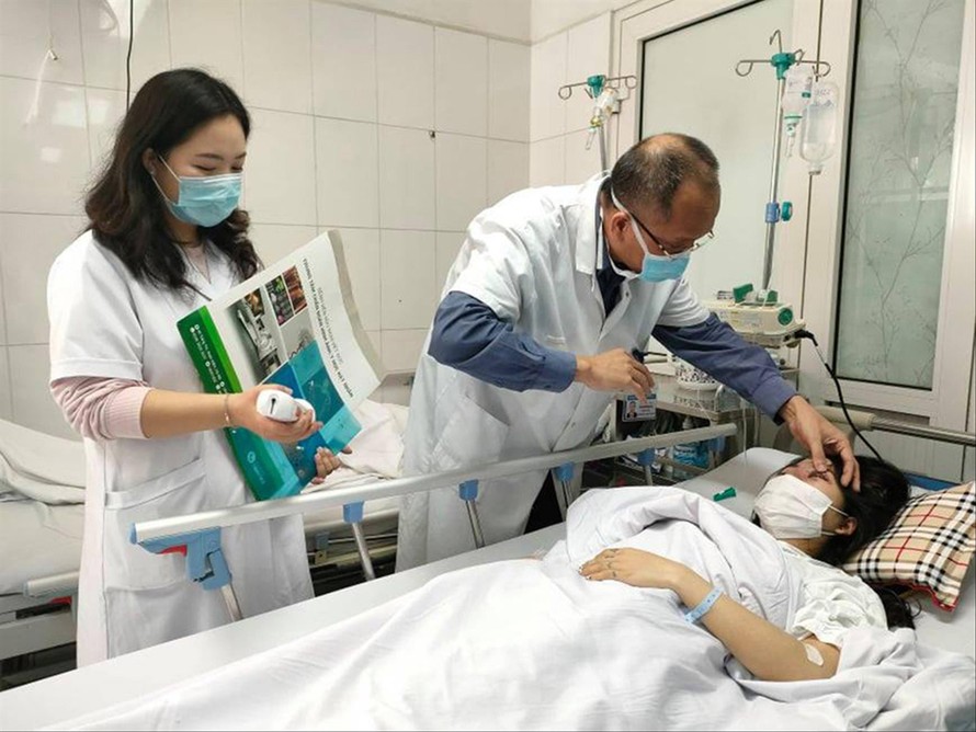 Bác sĩ Nguyễn Hồng Hà kiểm tra lại thị lực cho bệnh nhân H. Ảnh: Thái Hà