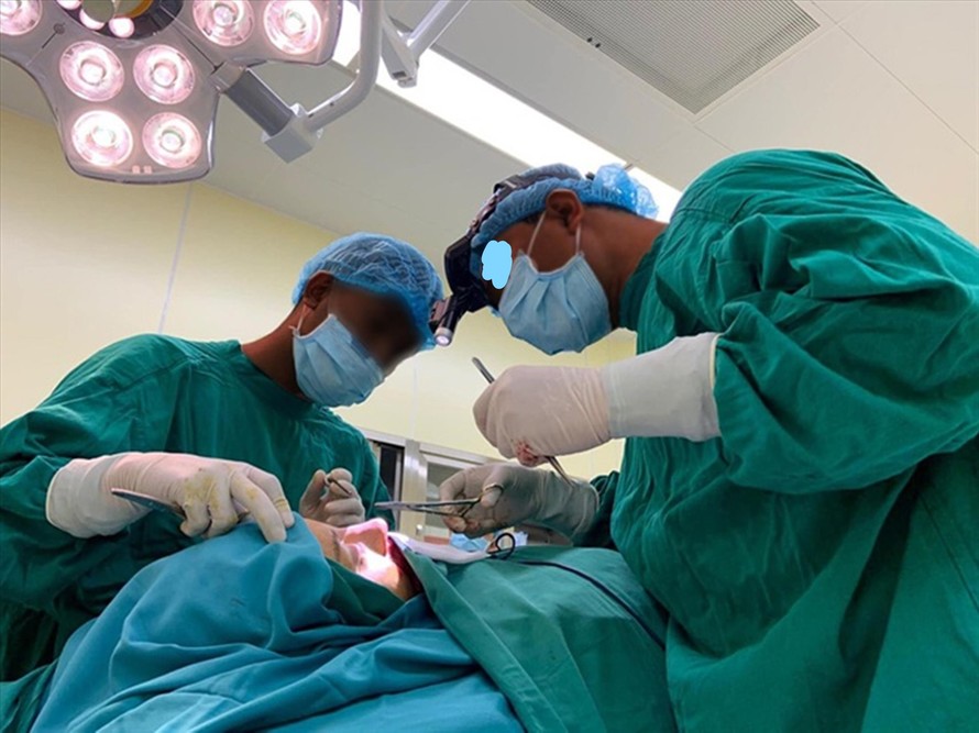 Nhiều bác sỹ bệnh viện Trưng Vương thực hiện phẫu thuật thẩm mỹ trái phép cho bệnh nhân