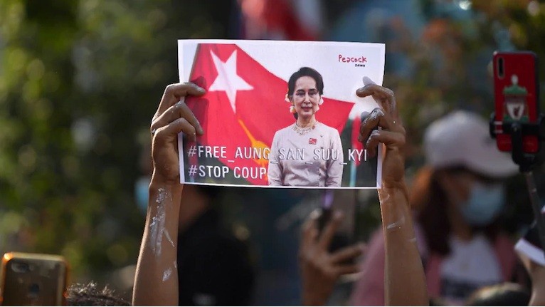 Những người ủng hộ Đảng NLD của bà Aung San Suu Kyi biểu tình bên ngoài Đại sứ quán Myanmar ở Thái Lan ngày 2/1 để phản đối quân đội. Ảnh: Reuters 
