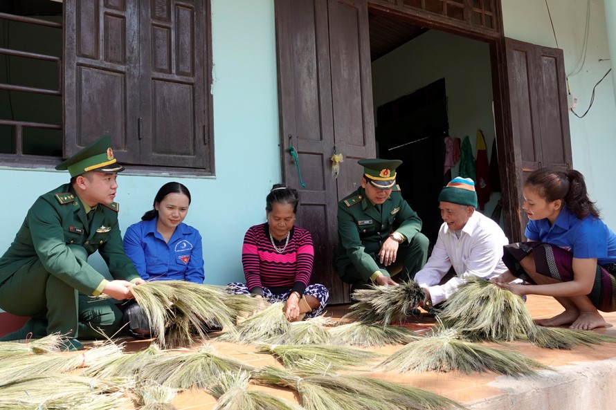 Thượng úy Lê Thừa Văn (ngoài cùng bên trái) cùng đồng đội và Đoàn Thanh niên thị trấn Lao Bảo tới thăm hỏi, giúp đỡ gia đình cựu binh Hồ Thanh Bình. Ảnh: Nguyễn Minh