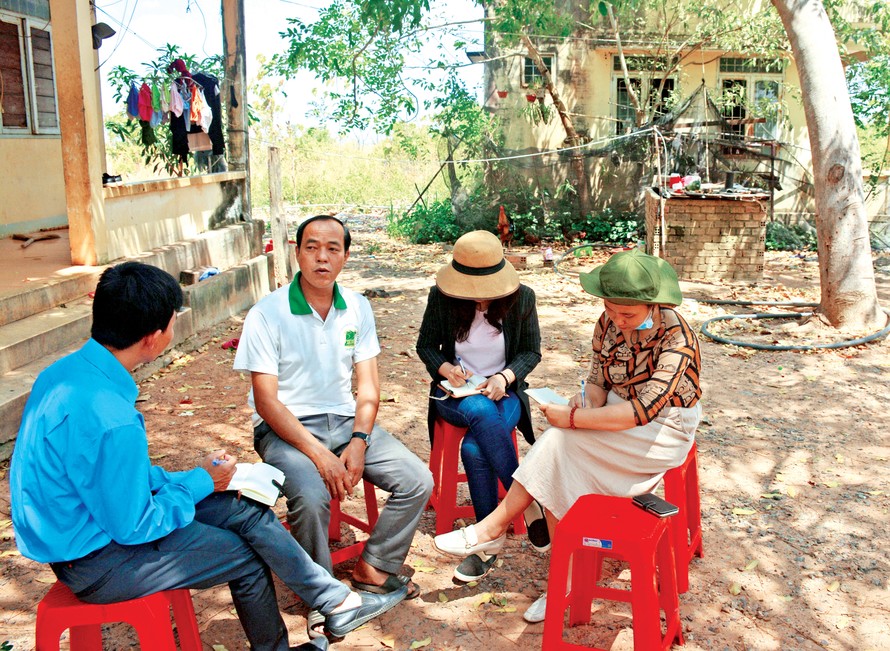 Trưởng thôn Lý Văn Sài (thứ 2, trái qua) kể về làng thanh niên lập nghiệp