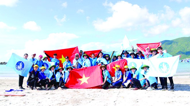 Sinh viên tình nguyện hướng về biển đảo quê hương. Ảnh: Lưu Trinh